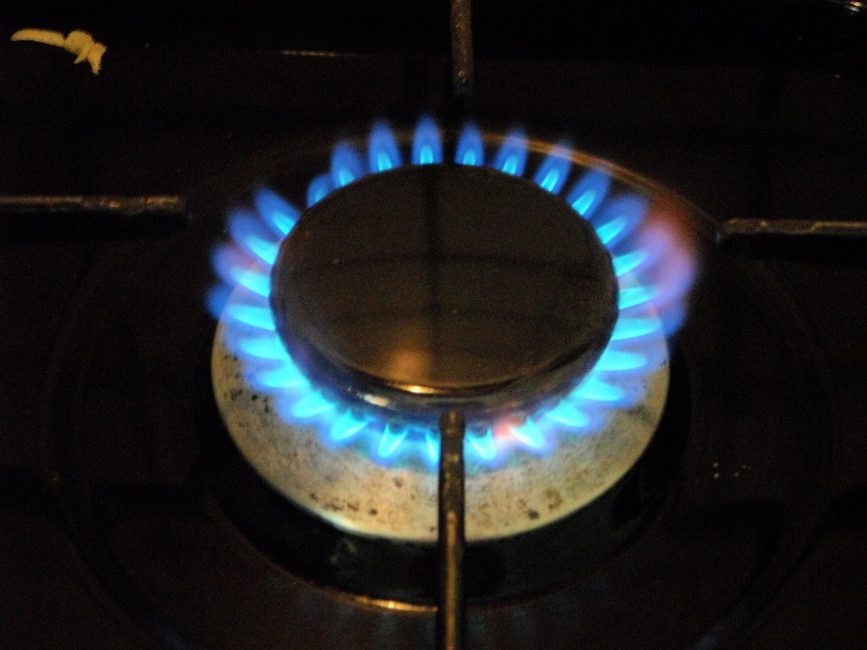 flamme sur cuisinière à gaz