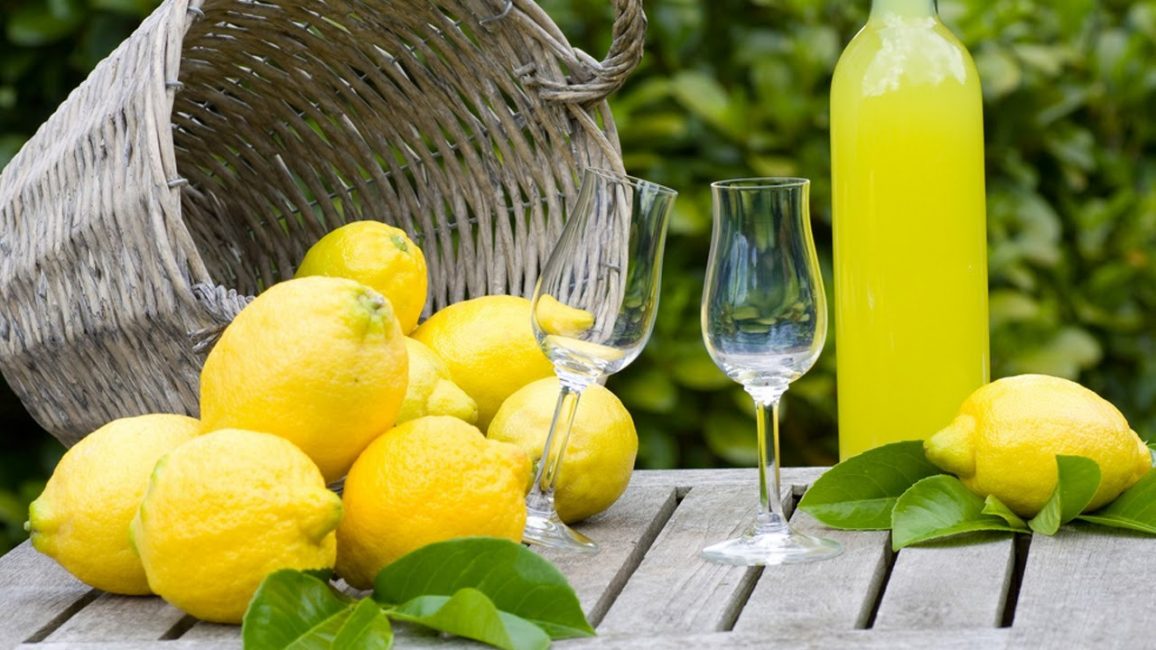 La liqueur de citron est non seulement savoureuse, mais aussi extrêmement saine.