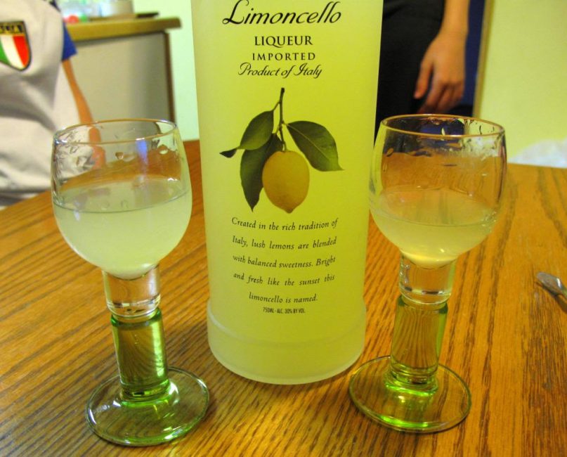 Limoncello servi dans de petits verres