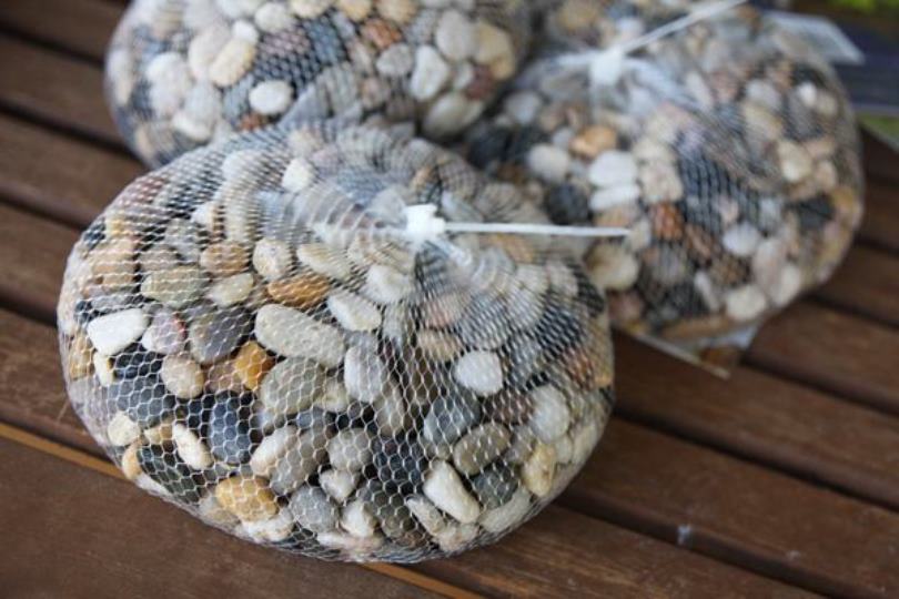 Utilisation de petites pierres pour former des matériaux de drainage et de décoration