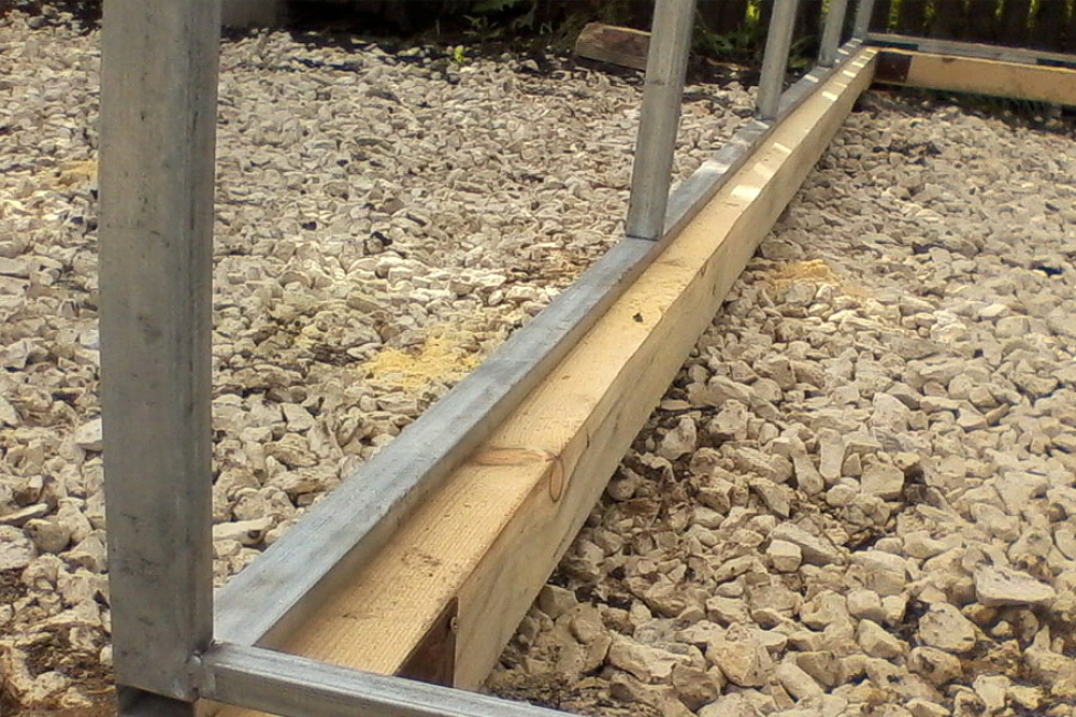 cadre en métal fixé sur un socle en bois