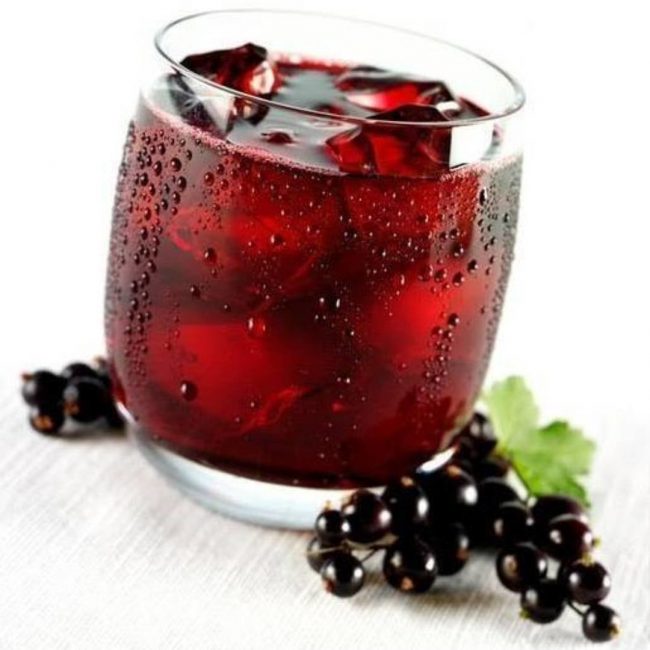 Cocktail à la liqueur de cassis