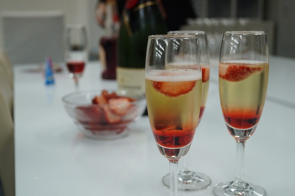 Cocktail de baies et champagne