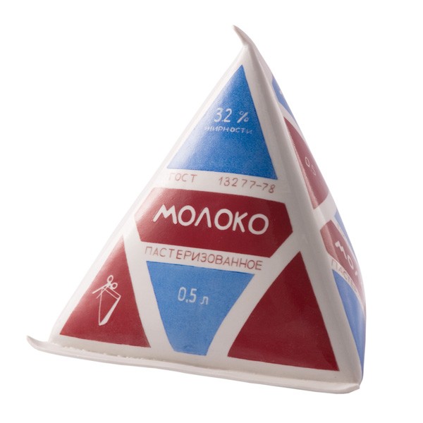 lait dans un récipient triangulaire