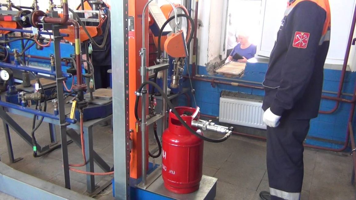 Faire le plein d'une bouteille de gaz sur un équipement spécial