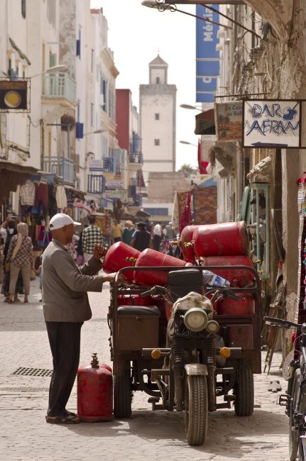 homme avec un coffre plein de bouteilles de gaz