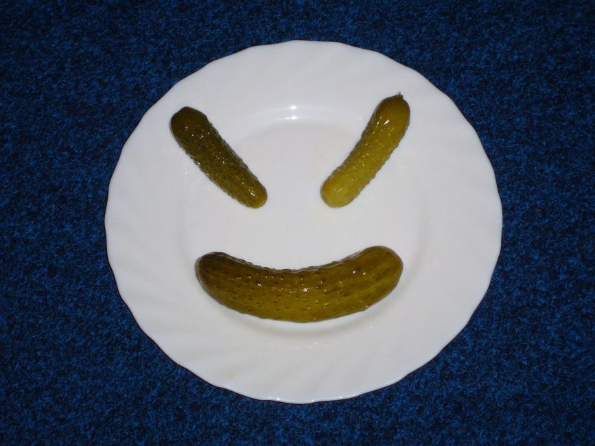 trois concombres sur une assiette en forme de smiley