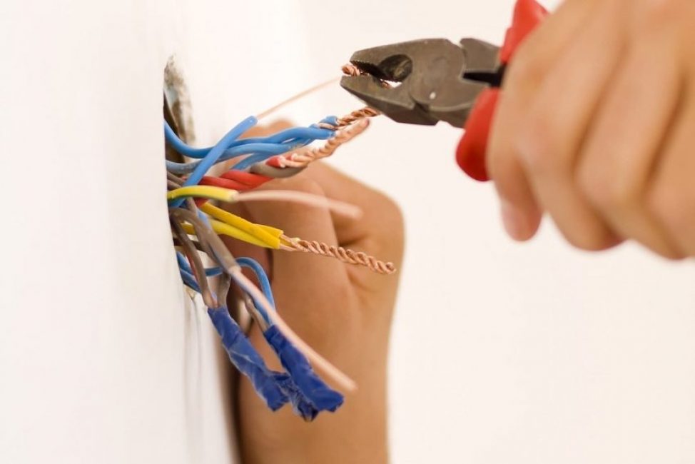 tordre les fils électriques