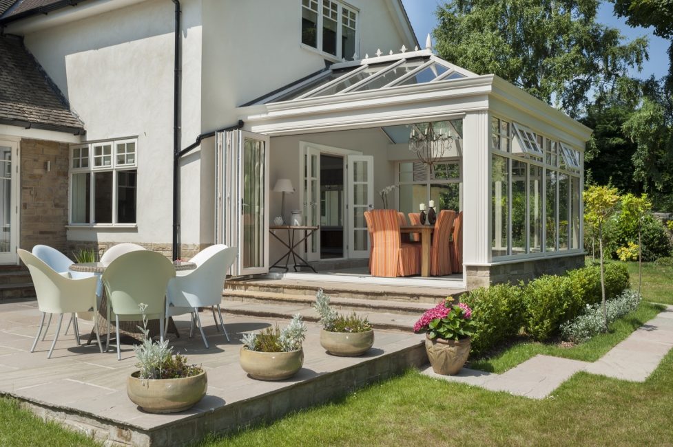 véranda avec de larges marches