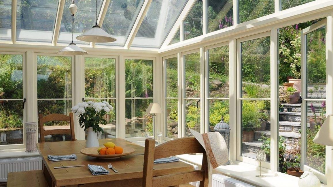 Salle à manger entourée de jardin