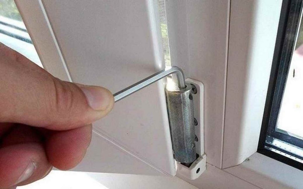 Cependant, jusqu'à l'expiration de la garantie PVC, il vaut mieux ne pas expérimenter par soi-même, mais inviter un maître qui mettra en place une fenêtre pour un bon fonctionnement, comme un bon accordeur - un instrument de musique