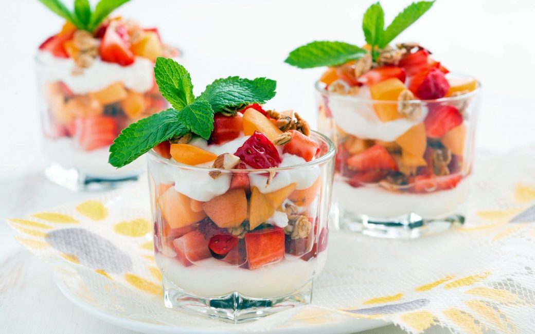 Les desserts aux fruits et aux baies sont un attribut essentiel des fêtes d'enfants.