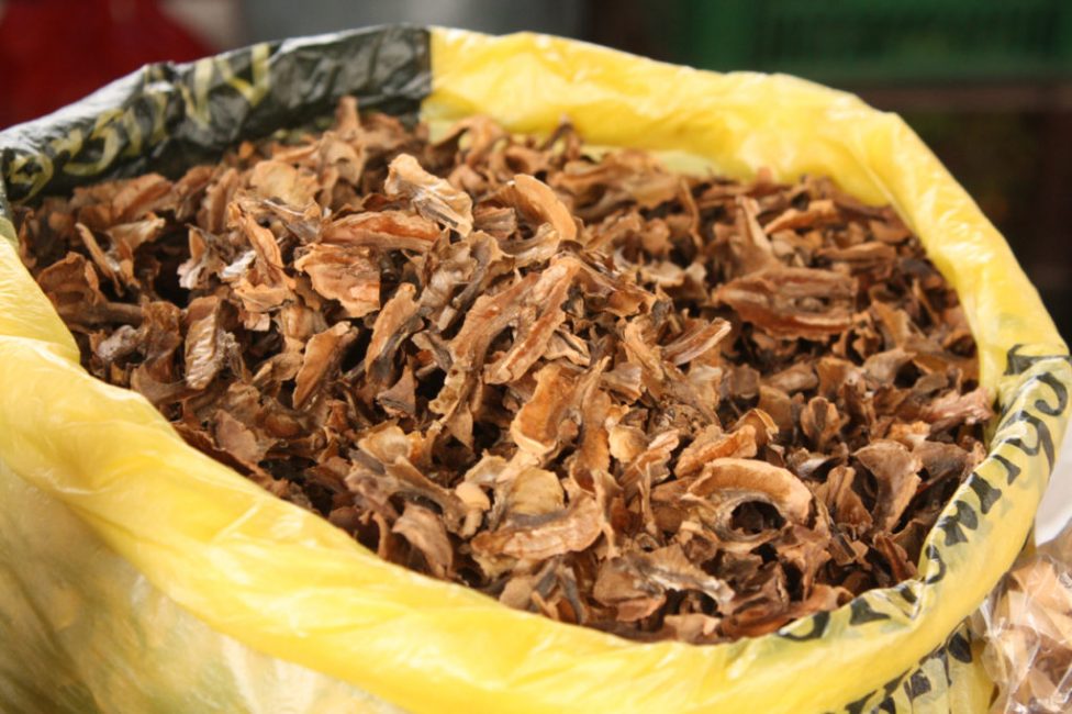 Il existe de nombreuses recettes pour faire de la teinture pour les cloisons en noyer.