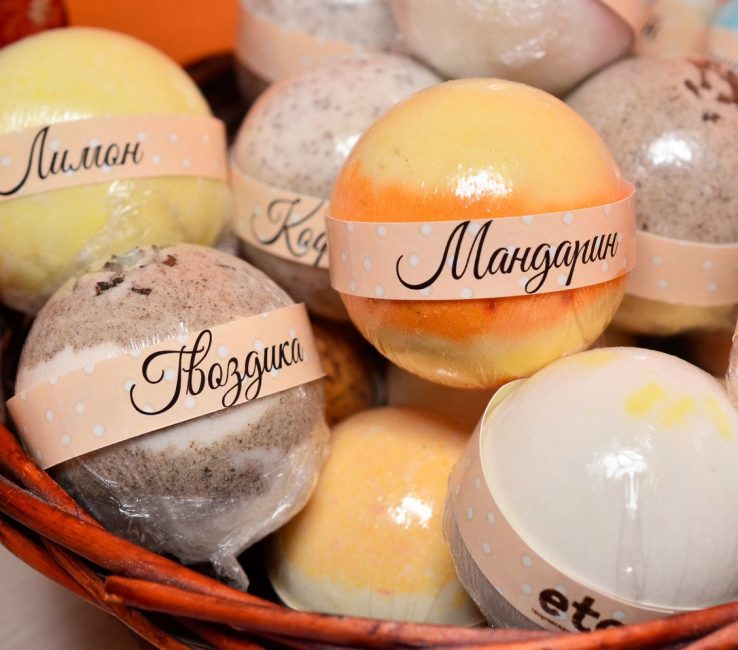 Une option intéressante pour un bain serait d'utiliser des bombes de bain contenant des extraits de sauge et des huiles essentielles.