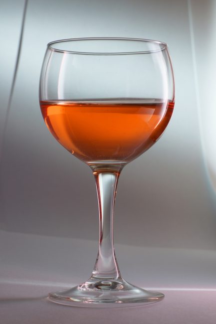 Un verre de vin de canneberge