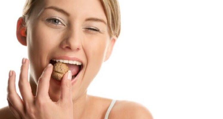 Les noix ont un effet spécial sur le corps féminin.