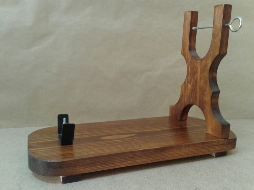 Au moment de servir, couper le produit avec un long couteau bien aiguisé à l'aide d'un support en bois spécial appelé jamonera