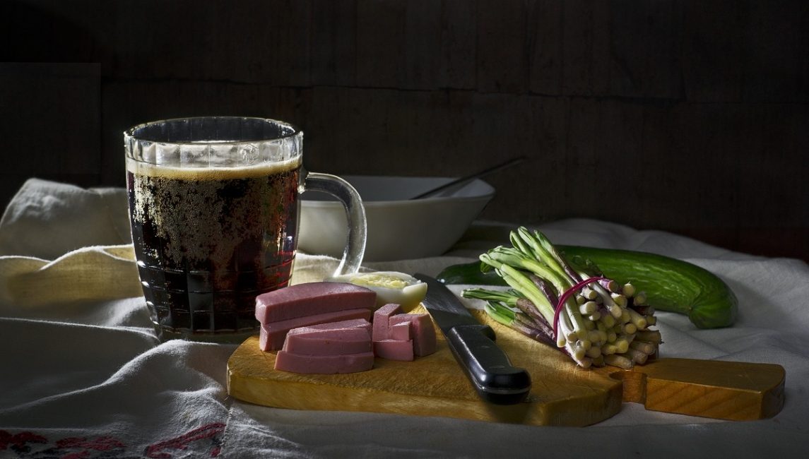 Kvas noir de pain noir et levure sèche