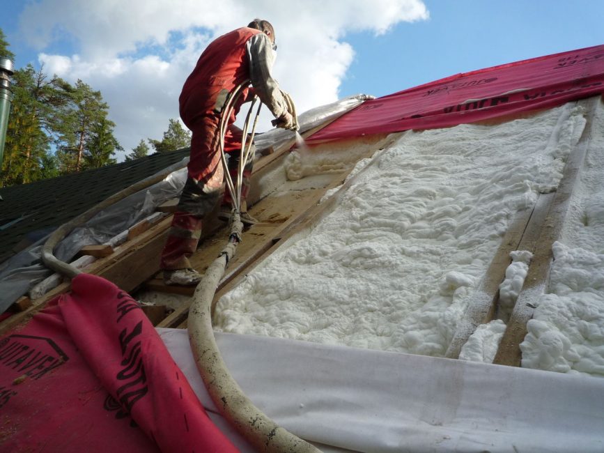 Isolation du toit avec de la mousse de polyuréthane