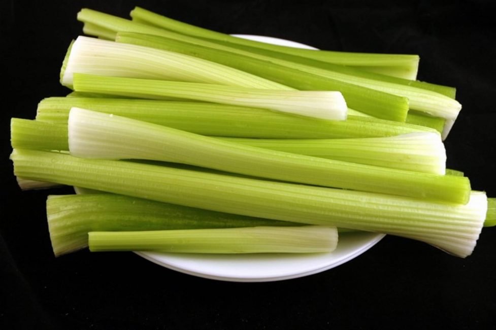 En mangeant 2 tiges de selera, vous pouvez reconstituer l'apport quotidien en vitamines A, C de 20%