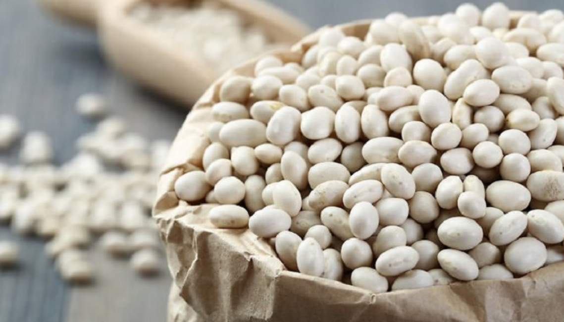 Petit, semblable aux pois blancs donne la variété Nevi. Les petits haricots sont de véritables champions de la teneur en vitamines et en fibres !