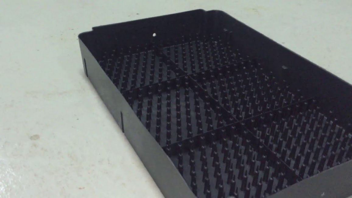 Voici à quoi ressemble la boîte pour forcer les oignons sur une plume