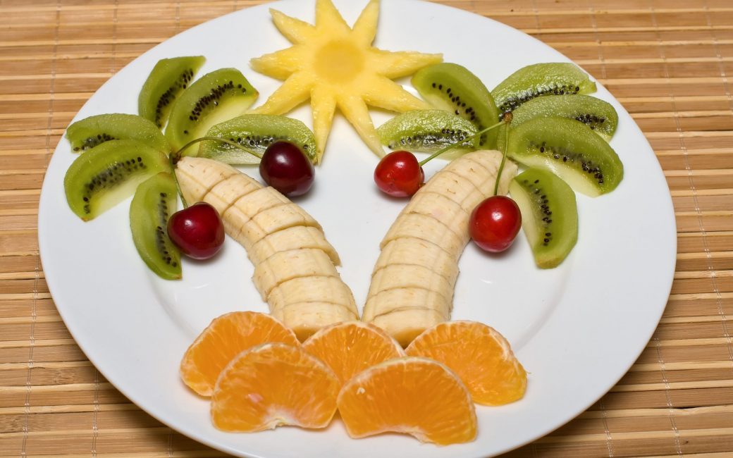 Image sur une assiette de fruits pour enfants