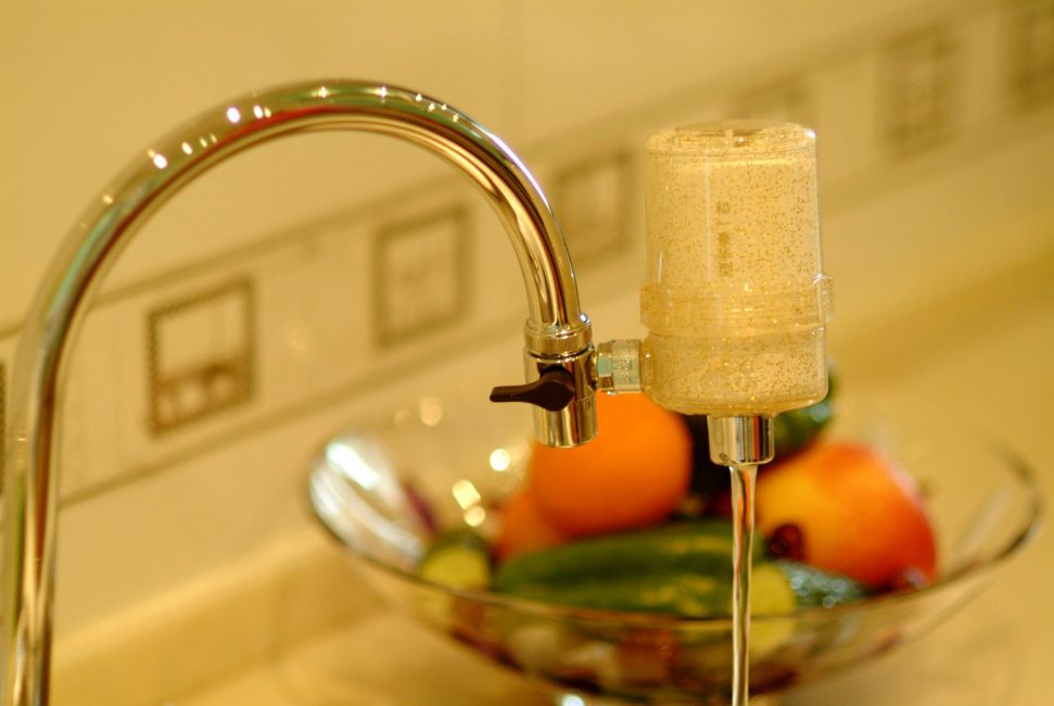 Il y a des buses amovibles et permanentes sur le robinet.