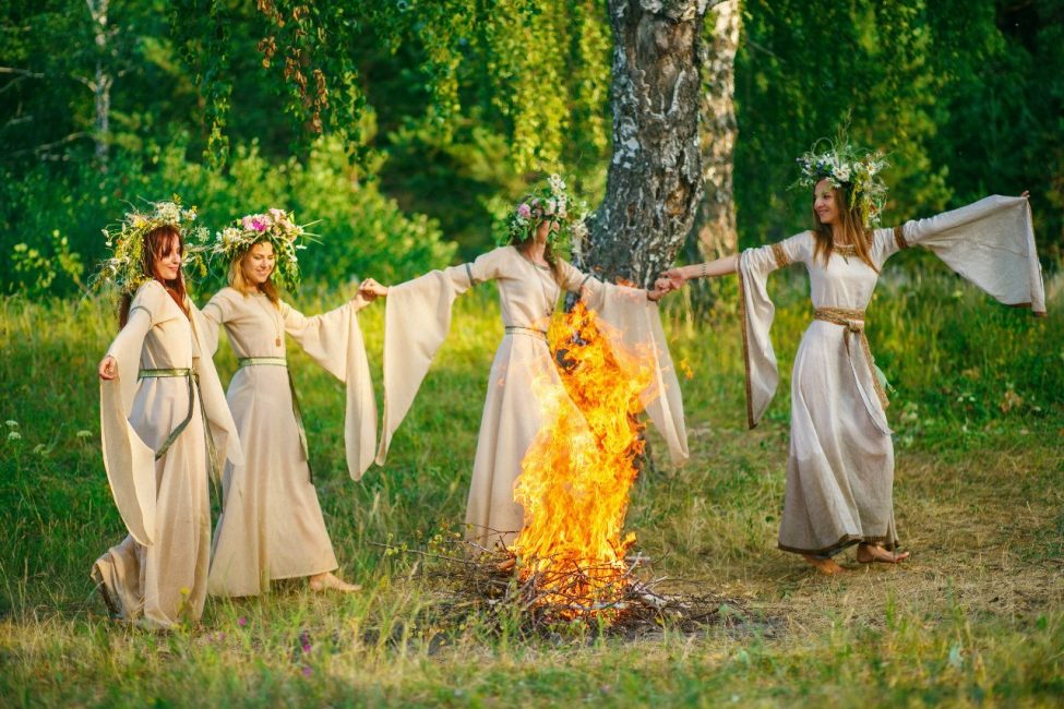 Le millepertuis, tissé dans une couronne sur Ivan Kupalo, pourrait dire s'il est temps pour une fille de se marier