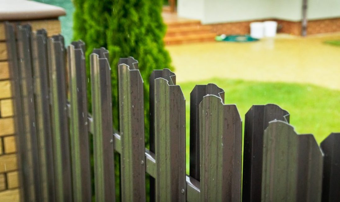 Les lattes de clôture en métal sont souvent appelées piquets européens.
