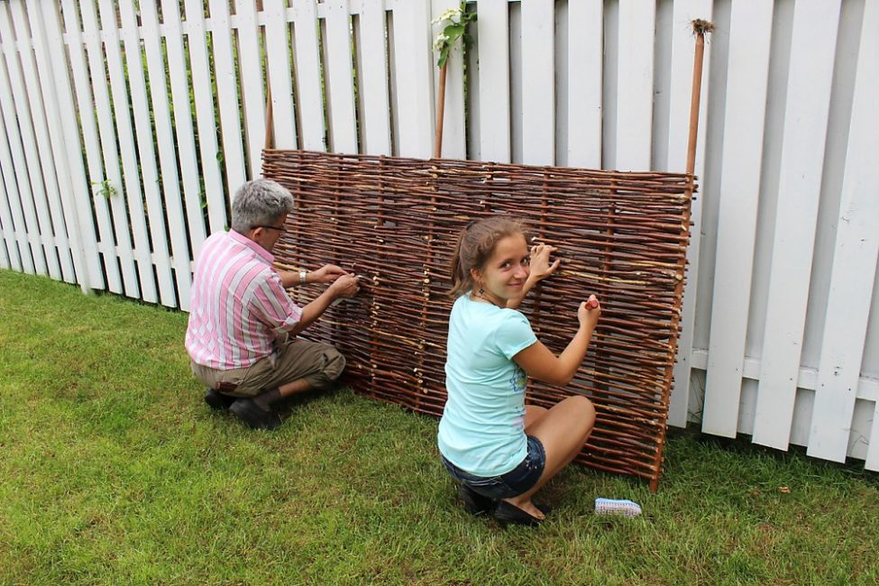 Faire une clôture en osier par étapes