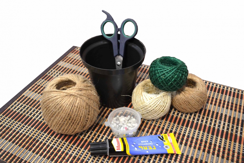 Avec l'aide de ficelle de jute bon marché, vous pouvez obtenir un produit de style antique.