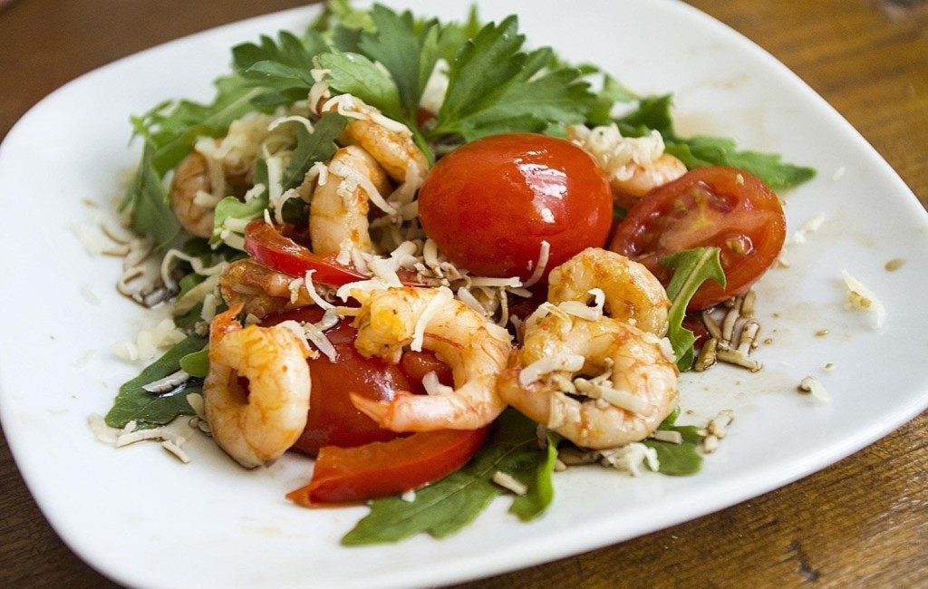 Salade aux crevettes et tomates en conserve