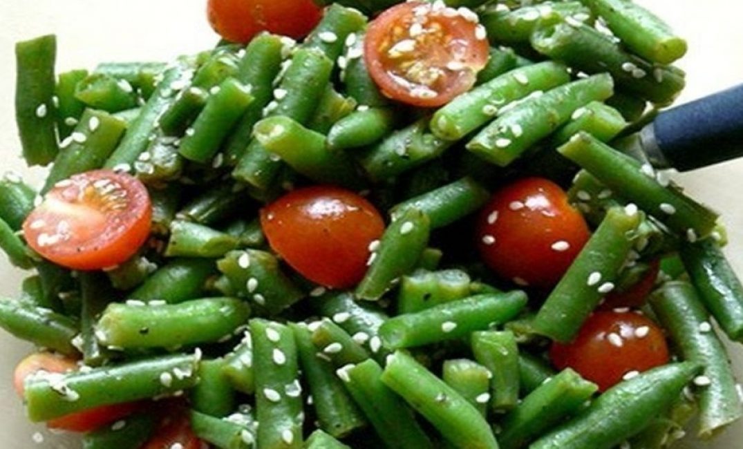 Tomates en conserve avec haricots verts et basilic