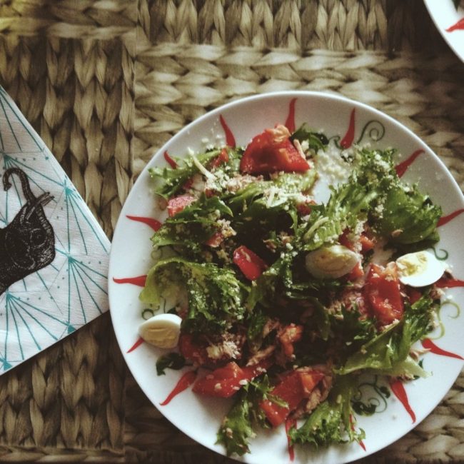 Salade au thon et tomates en conserve