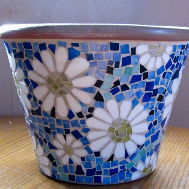 Pot de fleur décoré de mosaïque