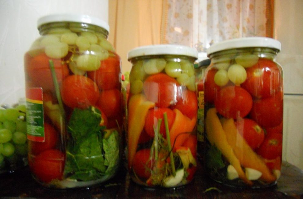 Salade de cerises et de raisins en conserve