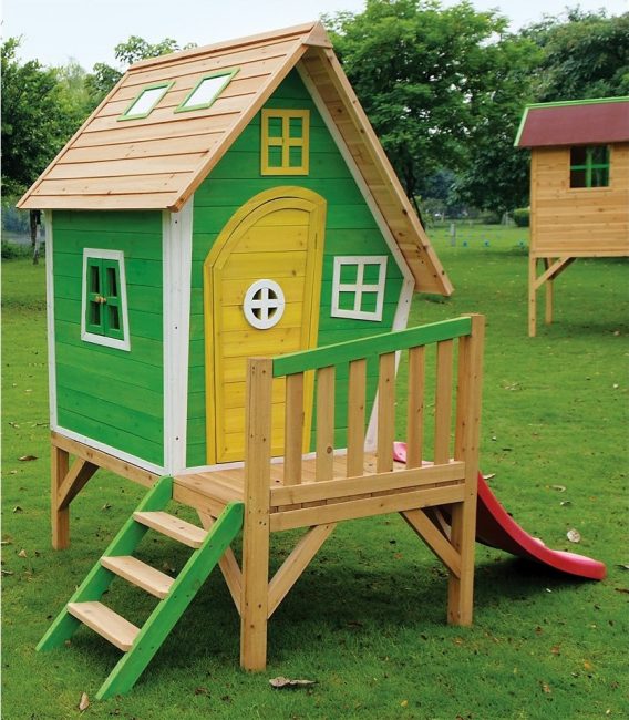 Maison en bois avec toboggan attenant