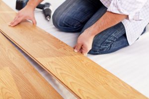[Instructions] Stratifié à faire soi-même sur un plancher en bois: une description complète du processus. Schémas de pose, quels matériaux utiliser (Photo & Vidéo) + Avis