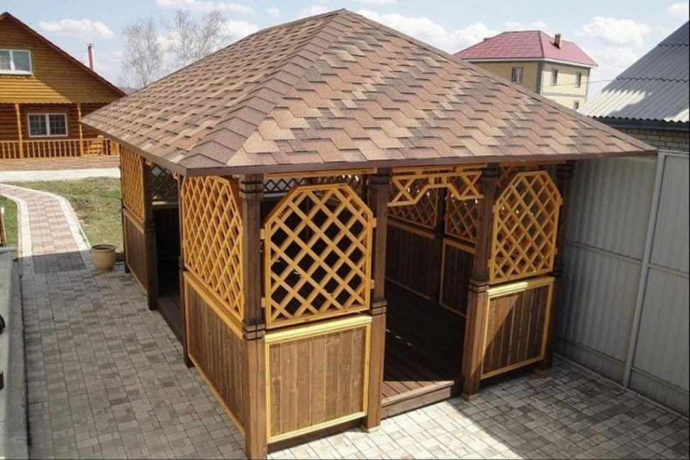 Gazebo avec toit à 4 pentes