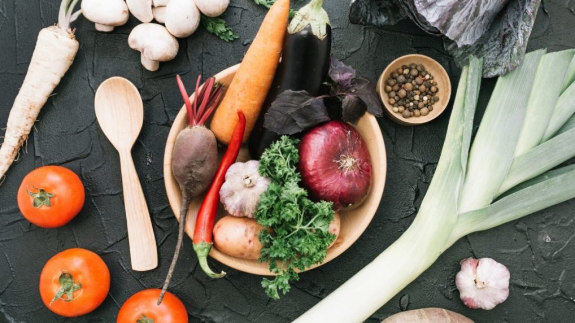 À l'ombre des arbres, vous pouvez faire pousser des légumes verts et des plantes-racines