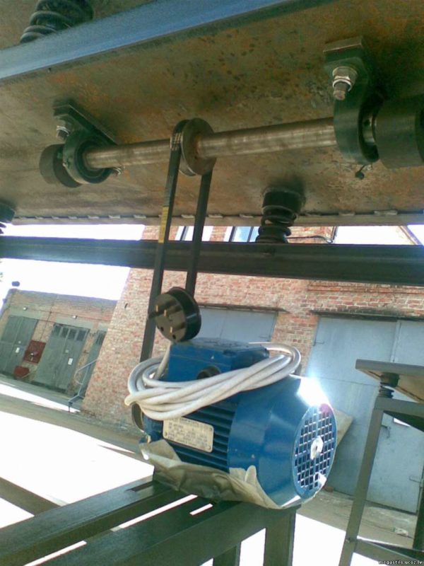 Table vibrante, vue de dessous