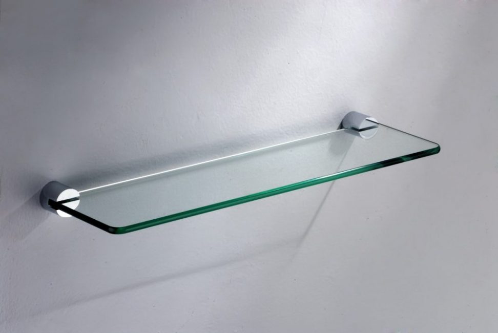 Fixation rigide du flan de verre dans les fixations