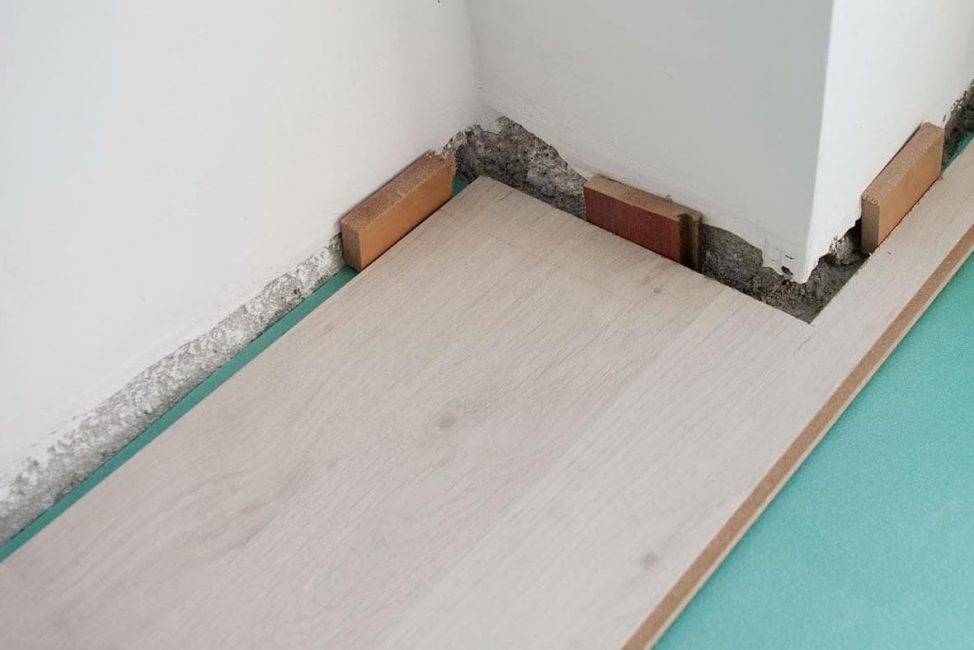 Les coins de joint sont fabriqués à partir de restes de contreplaqué ou d'autres déchets de construction.