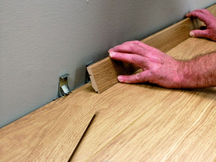 Fixation de la partie décorative avec des clips