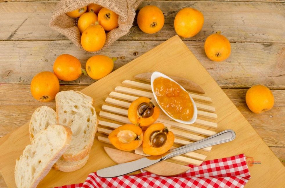 Le néflier est largement utilisé dans la cuisine de nombreux peuples du monde.