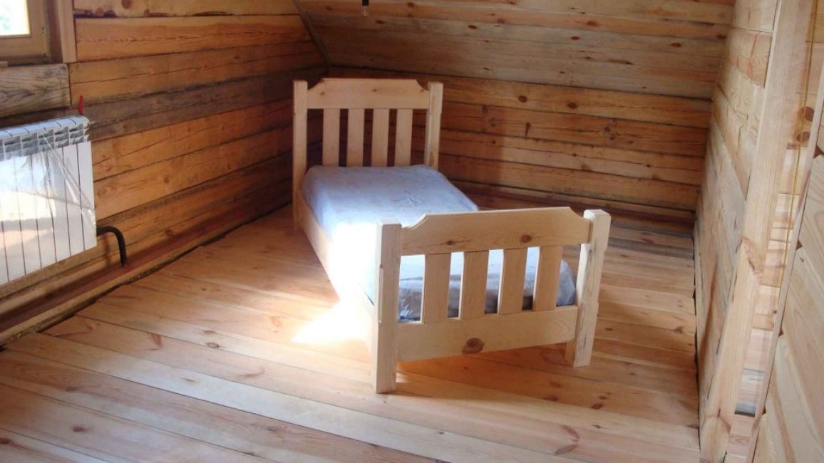 petit lit en bois