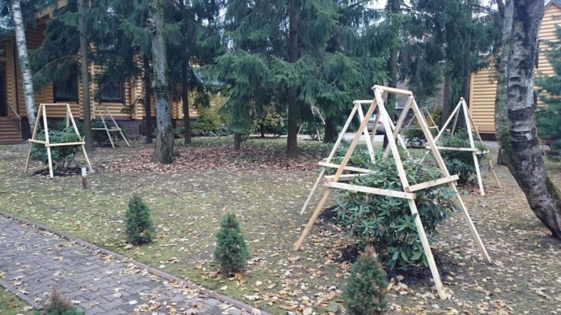 Il reste à tirer l'isolation sur le cadre - la douille ne gèlera pas