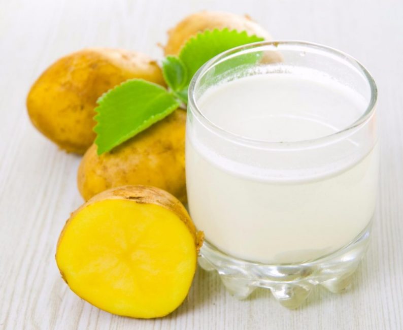 En plus de la roquette, vous aurez également besoin de jus de pomme de terre et de crème sure.