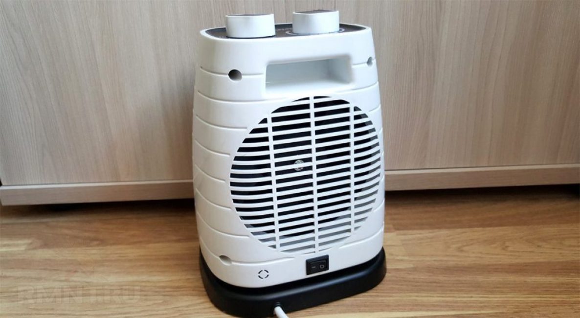 À l'aide d'un radiateur soufflant, vous pouvez organiser le soufflage des vitres embuées